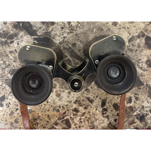 308 - A PAIR OF VINTAGE CARL ZEISS JENA LEATHER BOUND BINOCULARS IN CASE TOGETHER WITH 5 X VINTAGE SPIRIT ... 