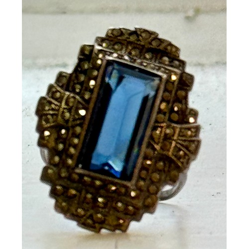 346 - STERLING SILVER ART DECO JEWELLERY TO INCLUDE A SILVER MARCASITE AND TOPAZ BLUE STONE RING, AN ELONG... 