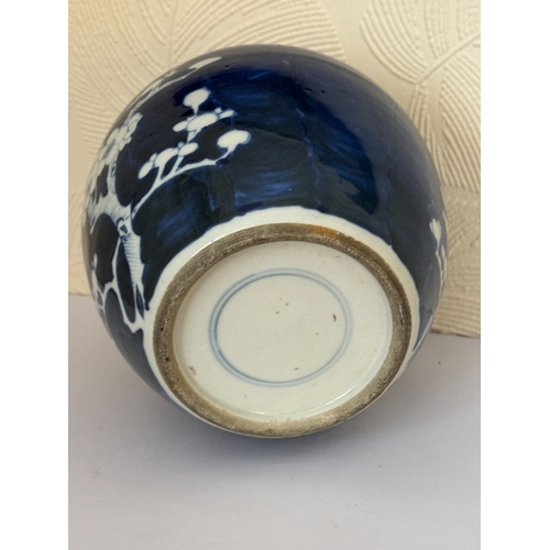 369 - CHINESE PORCELAIN BLUE & WHITE GINGER JAR AND STAND - DOUBLE CIRCLE MARK TO BASE H: 19CMS - LID ASSU... 