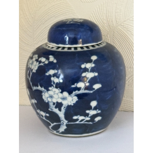 369 - CHINESE PORCELAIN BLUE & WHITE GINGER JAR AND STAND - DOUBLE CIRCLE MARK TO BASE H: 19CMS - LID ASSU... 