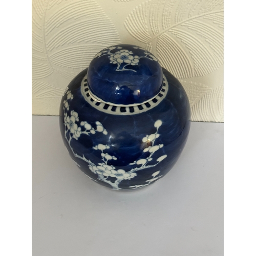 369 - CHINESE PORCELAIN BLUE & WHITE GINGER JAR AND STAND - DOUBLE CIRCLE MARK TO BASE H: 19CMS - LID ASSU... 