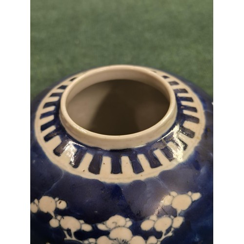 369 - CHINESE PORCELAIN BLUE & WHITE GINGER JAR AND STAND - DOUBLE CIRCLE MARK TO BASE H: 19CMS - LID ASSU... 