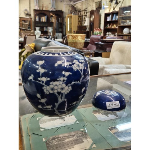 369 - CHINESE PORCELAIN BLUE & WHITE GINGER JAR AND STAND - DOUBLE CIRCLE MARK TO BASE H: 19CMS - LID ASSU... 