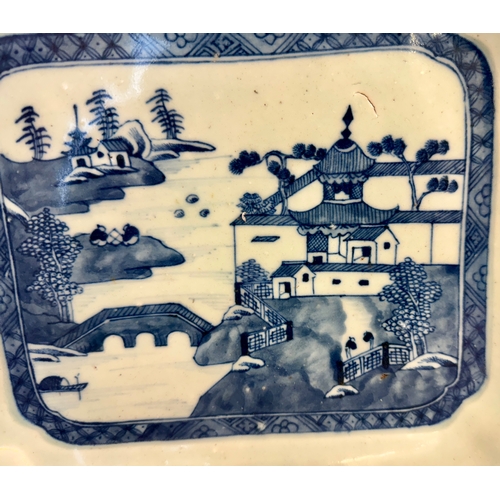 381 - CHINESE WARE: A BLUE & WHITE ANTIQUE CHINESE CANTON UNCOVERED TUREEN APPROX. 30X28CMS - SHAPED RECTA... 