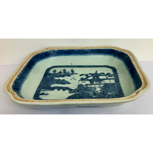 381 - CHINESE WARE: A BLUE & WHITE ANTIQUE CHINESE CANTON UNCOVERED TUREEN APPROX. 30X28CMS - SHAPED RECTA... 