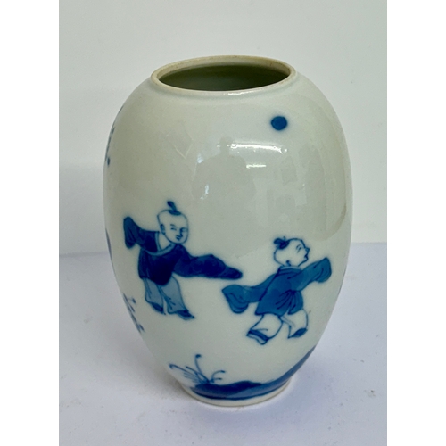 384 - A SUPERB ANTIQUE CHINESE BLUE & WHITE PORCELAIN JAR -POSSIBLY 18TH CENTURY - SHOWING CHILDREN PLAYIN... 