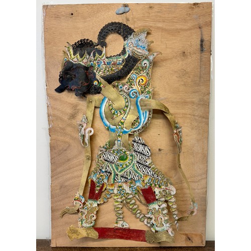 393 - A GOOD QUALITY INDONESIAN SHADOW PUPPET - EARLY 20TH C. - APPROX H:54CMS - MOUNTED ON A BOARD