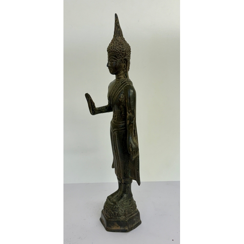 394 - A 19TH/20TH C. BURMESE OR THAI STANDING BRONZE PROTECTION BUDDHA FIGURE H:29.5CMS