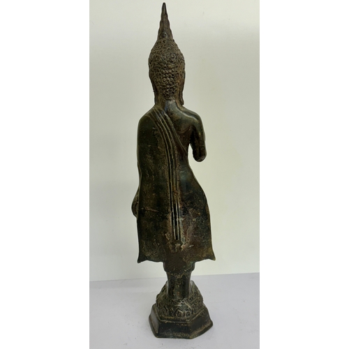 394 - A 19TH/20TH C. BURMESE OR THAI STANDING BRONZE PROTECTION BUDDHA FIGURE H:29.5CMS