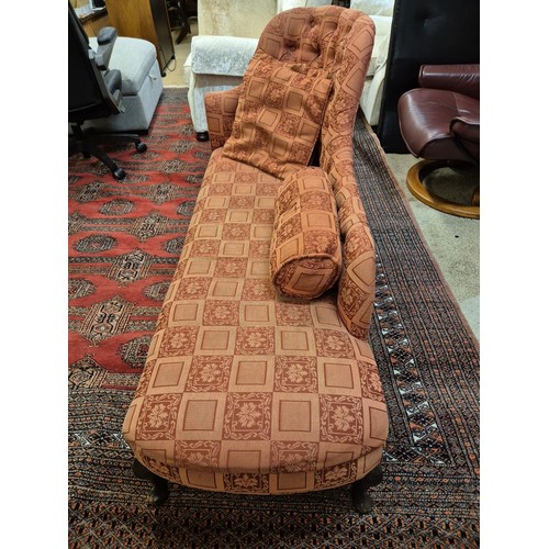 328 - A BUTTON BACK UPHOLSTERED CHAISE-LONGUE ON RAISED CARVED LEGS LEFT HAND SEAT