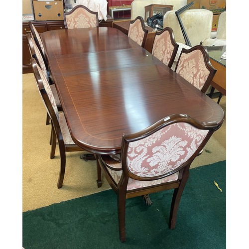 315 - AN INLAID HANDMADE BRIDGECRAFT EXTENDING DINING TABLE IN MAHOGANY TRIPOD LEGS WITH SINGLE INSET LEAF... 