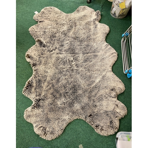 81 - MON CHATEAU LUXURY FAUX FUR AREA RUG 180CM X 110CM