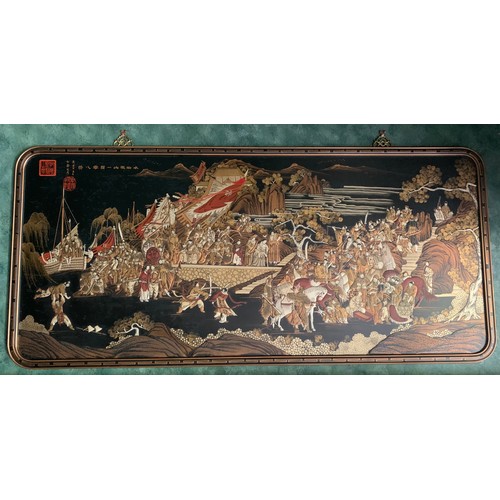 292 - A LARGE CHINESE RECTANGULAR DIORAMA IN BLACK & GOLD OF A BATTLE SCENE -SHOWING AN ARMY BESIEGING A C... 