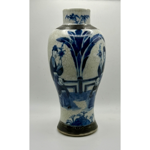 305 - A CHINESE BLUE AND WHITE CRACKLEGLAZE VASE, CHENGHUA MARK TO BASE, 22CM HIGH