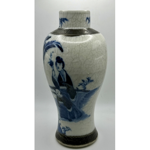 305 - A CHINESE BLUE AND WHITE CRACKLEGLAZE VASE, CHENGHUA MARK TO BASE, 22CM HIGH