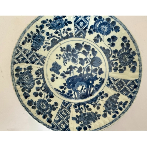 309 - A GOOD QUALITY CHINESE KANGXI PERIOD BLUE AND WHITE MOULDED DISH C. 1700, 27.4CM DIAMETER