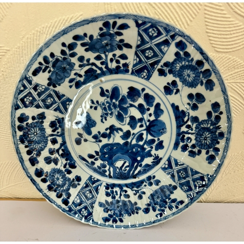 309 - A GOOD QUALITY CHINESE KANGXI PERIOD BLUE AND WHITE MOULDED DISH C. 1700, 27.4CM DIAMETER