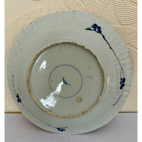 309 - A GOOD QUALITY CHINESE KANGXI PERIOD BLUE AND WHITE MOULDED DISH C. 1700, 27.4CM DIAMETER