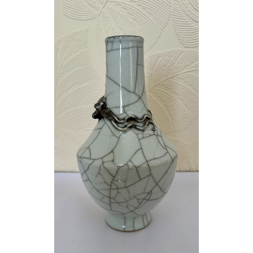 314 - A CHINESE GE TYPE CRACKLEGLAZE VASE WITH MOULDED CHILONG TO NECK, 22.6CM HIGH