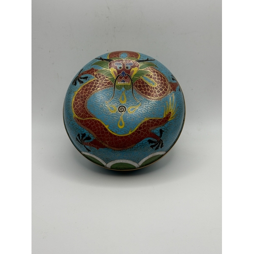 317 - A 19TH/20TH CENTURY CHINESE CLOISONNE DRAGON BOX, 12CM DIAMETER