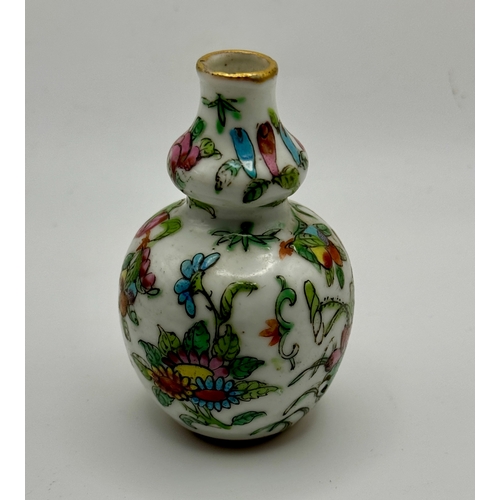 318 - A 19TH C. CHINESE CANTON MINIATURE DOUBLE-GOURD VASE, 7.7CM HIGH