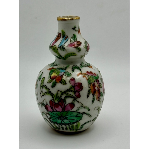 318 - A 19TH C. CHINESE CANTON MINIATURE DOUBLE-GOURD VASE, 7.7CM HIGH