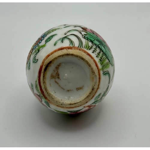 318 - A 19TH C. CHINESE CANTON MINIATURE DOUBLE-GOURD VASE, 7.7CM HIGH