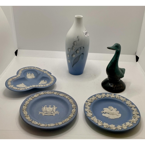 400 - PORCELAIN CANADA GOOSE FIGURINE TOGETHER WITH X3 WEDGWOOD DISHES AND A DANISH BLUE VASE MARKED TO BO... 