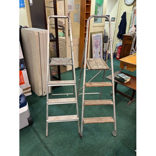 240A - FOURSTEP LIGHTWEIGHT ALUMINUM LADDER WITH ONE OTHER