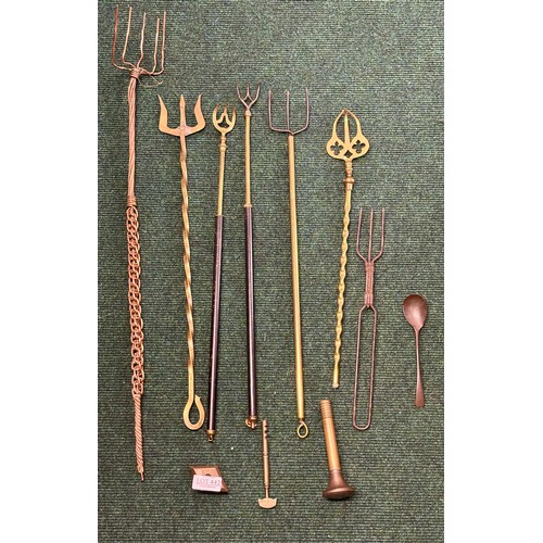 442 - QTY OF BRASS ITEMS INCL, TOASTING FORKS AND OTHERS ETC...