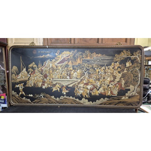 292 - A LARGE CHINESE RECTANGULAR DIORAMA IN BLACK & GOLD OF A BATTLE SCENE -SHOWING AN ARMY BESIEGING A C... 