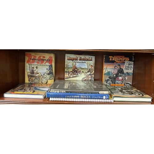 453A - QTY OF VARIOUS MOTORING AND MOTORCYCLE BOOKS INCL, ROYAL ENFIELD, TRIUMPH, CLASSIC BRITISH BIKES, VI... 