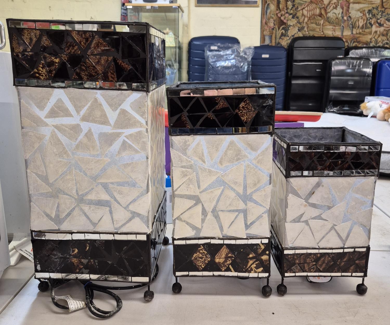 GRADUATED SET OF THREE TABLE LAMPS WITH WITH GLASS AND MIRROR