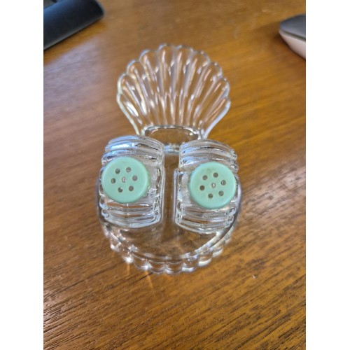 297A - VINTAGE GLASS CLAMSHELL SALT AND PEPPER SET