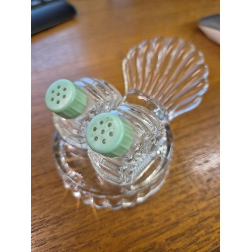 297A - VINTAGE GLASS CLAMSHELL SALT AND PEPPER SET