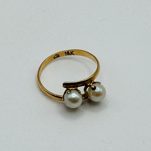 269 - 14CT YELLOW GOLD CROSS OVER DESIGN RING - TWIN PEARL INSET - AN OPEN BODY RING WITH A PAIR OF MATCHE... 