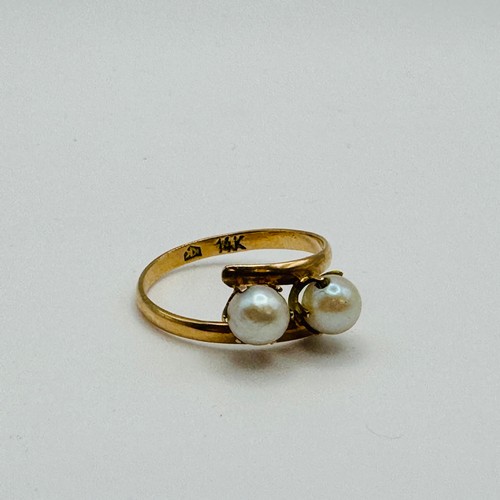 269 - 14CT YELLOW GOLD CROSS OVER DESIGN RING - TWIN PEARL INSET - AN OPEN BODY RING WITH A PAIR OF MATCHE... 