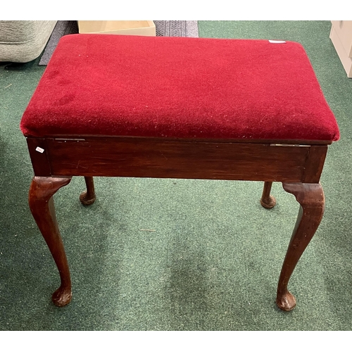 223 - A MAHOGANY QUEEN ANNE STYLE PIANO STOOL LIFT IN RED VELVET