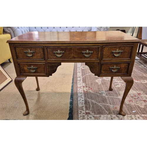 225 - A REPRODUCTION GEORGIAN BURR WALNUT LOWBOY ON QUEEN ANNE STYLE LEGS 108CM W X 56 W AND 78 H