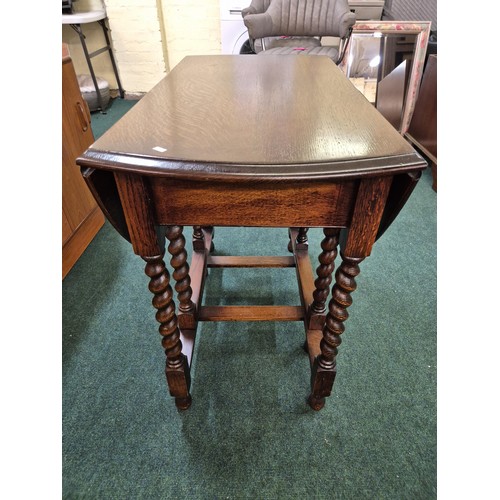 228 - AN OVAL JACOBEAN OAK STYLE DROP LEAF GATE LEG TABLE IN FINE CONDITION 90CM W X 121 L AND 77 H