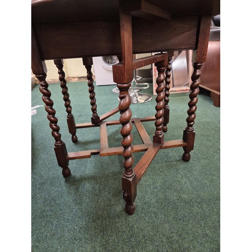 228 - AN OVAL JACOBEAN OAK STYLE DROP LEAF GATE LEG TABLE IN FINE CONDITION 90CM W X 121 L AND 77 H