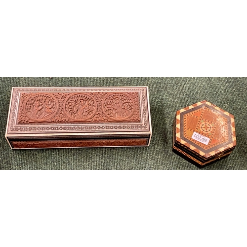 416 - AN INLAID HEXAGONAL PAPIER MACHE STYLE BOX WITH MIRRORED INTERIOR TOGETHER WITH A CARVED SANDALWOOD ... 