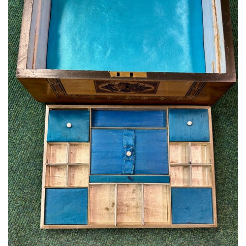 414 - AN ANTIQUE TUNBRIDGE WARE TREEN LADIES BOX - BLUE SILK INTERIOR WITH A LIFT OUT TRAY