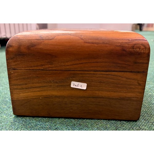 414 - AN ANTIQUE TUNBRIDGE WARE TREEN LADIES BOX - BLUE SILK INTERIOR WITH A LIFT OUT TRAY