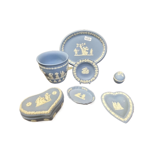 413 - A COLLECTION OF 7 PIECES OF WEDGWOOD BLUE JASPERWARE INC. AN OVAL PLATE, SMALL PLANTER, COVERED HEAR... 