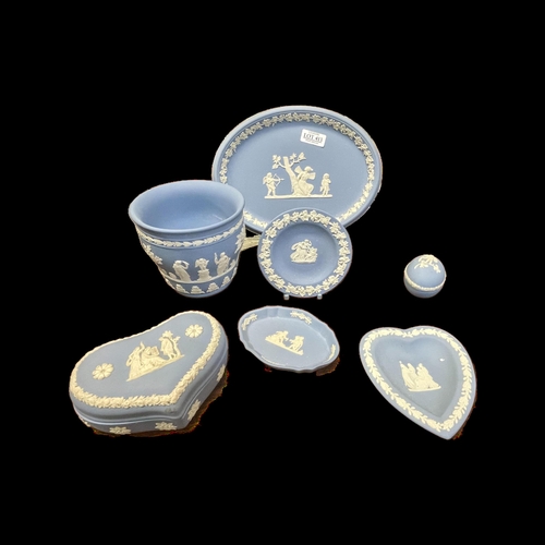 413 - A COLLECTION OF 7 PIECES OF WEDGWOOD BLUE JASPERWARE INC. AN OVAL PLATE, SMALL PLANTER, COVERED HEAR... 