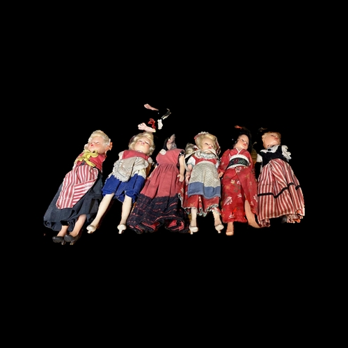 420 - A COLLECTION OF VINTAGE DOLLS IN  NATIONAL DRESS