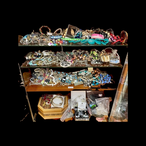 428 - 4 X SHELVES OF VARIOUS COSTUME JEWELLERY - NECKLACES, BANGLES, BROOCHES AND A JEWELLERY BOX