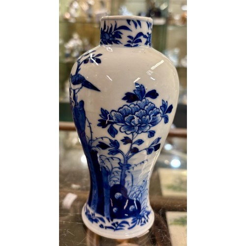 368 - A 19TH C. CHINESE BLUE AND WHITE VASE & COVER, 21CM HIGH OVERALL TOGETHER WITH A SMALL CHINESE BLUE ... 