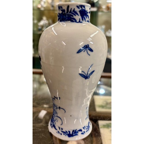 368 - A 19TH C. CHINESE BLUE AND WHITE VASE & COVER, 21CM HIGH OVERALL TOGETHER WITH A SMALL CHINESE BLUE ... 